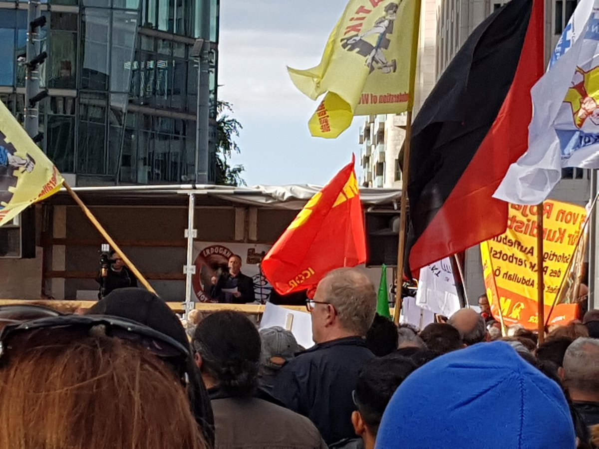 johanna_rt's tweet photo. 1630 @HakanTasBerlin:
"#Erdogan ist ein Terrorist. Erdogan ist ein Diktator." Er gehört nicht auf den roten Teppich. Er gehört nach Den Haag. #ErdoganNotWelcome https://t.co/rdujv9SfsI