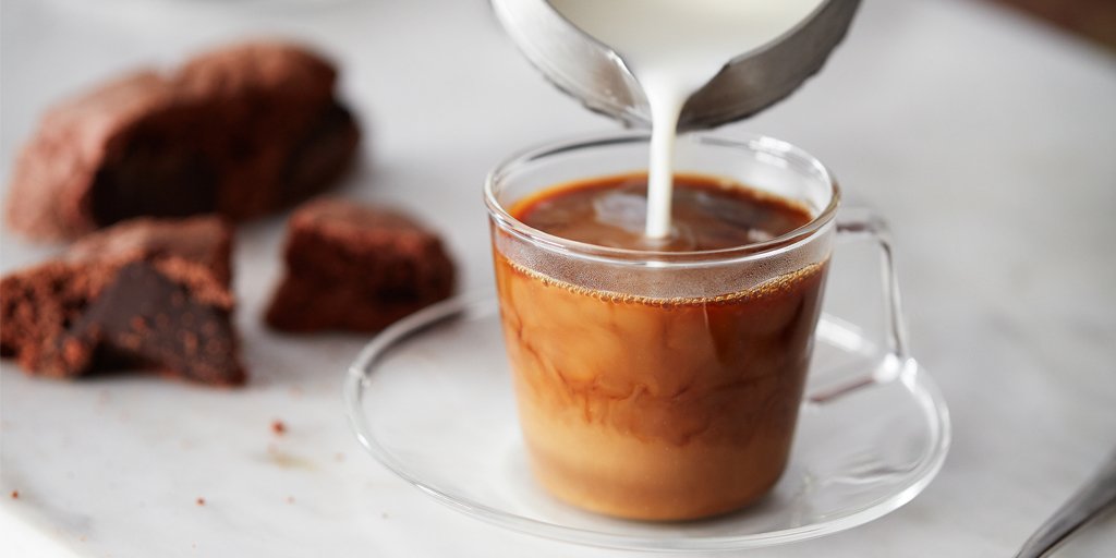 Hoy celebramos el Día Nacional del Café con un cortadito. Cuando un chorrito de leche al vapor se encuentra con un shot de café, nace el cremosito "cortadito" o café cubano 🇨🇺 ☕️ #NationalCoffeeDay #HerenciaHispana