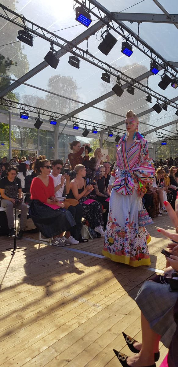 Moda FH |🗼Disfrutamos del desfile de #ManishArora en #PFW con una impronta ochentosa, estética kitsch, colores estridentes, referencias al Paris Saint Germain, panteras como carteras y hombreras, tortas que son bolsos de mano, aires de Michael Jackson y la movida pop de los 80..