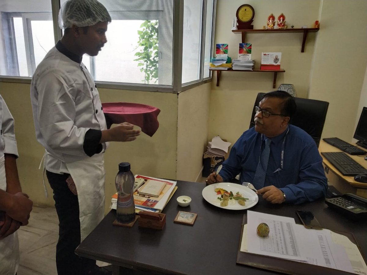 ManuShreeSharm2's tweet photo. Fish Paupiette with Lemon butter sauce. Side dish:mashed potato with boiled vegetables. @IIHMHOTELSCHOOL #Jaipur #IIHMPresenter #kitchenpracticals 
@subornobose @DirectorIIHM @AADirIIHMDELHI @shaunkenworthy @SanjeevKapoor @amankasera_94 @sunilhoon @ajitfnb @chefrathoreiihm https://t.co/l6FIZQIXVS