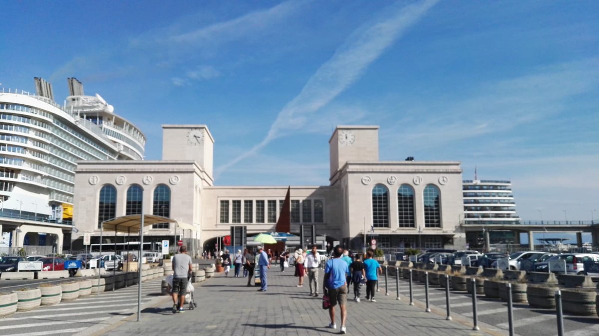 CSMare_BXL's tweet image. At this year #NaplesShippingWeek we are imaging how to plan a #smartport which goes together with the #smartcity: green, connected, business-centred but also citizen-friendly.