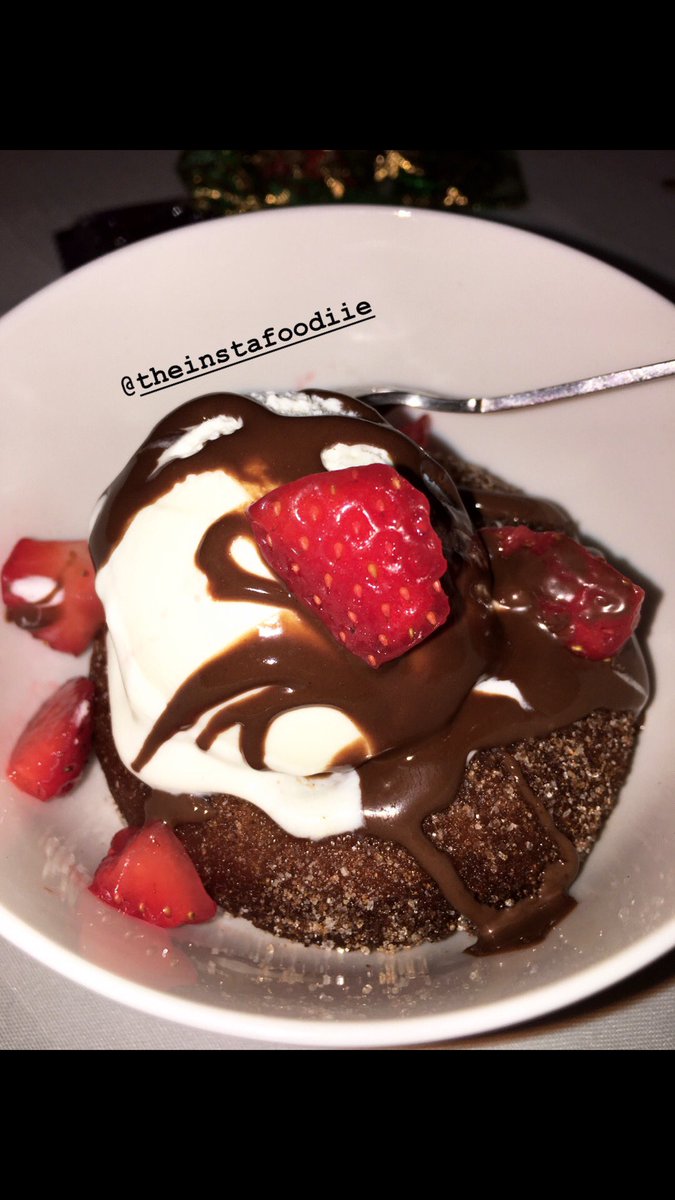 zayyneeeh's tweet photo. Saffron Kitchen Desserts 👌🏻😍😋 Fresh Cinammon Doughnuts served with Ice Cream and Strawberries drizzled with melted Milk Chocolate 😍 🍩🍫🍓#Aishasmendhi 💜 #SaffronKitchen #StarlightStudio https://t.co/LTdAifgl5f