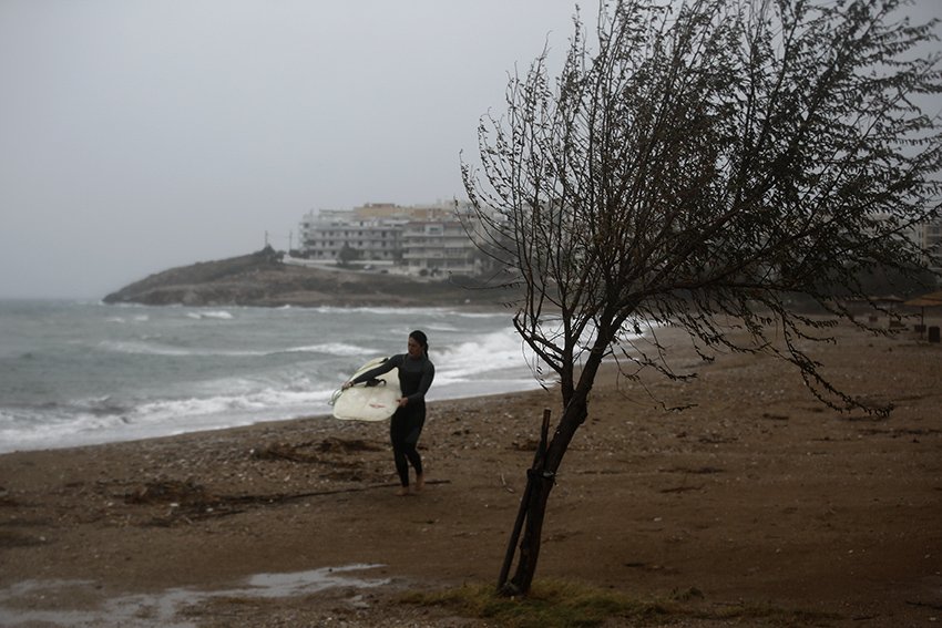YannisKolesidis's tweet photo. Greece's civil #protection services announced that authorities are on full #alert ahead of the arrival of a #tropical-like #cyclone expected in the next few hours as they warned the public to expect strong #winds with heavy #rain and #storms. #Greece @YannisKolesidis https://t.co/59AS5mvGOb