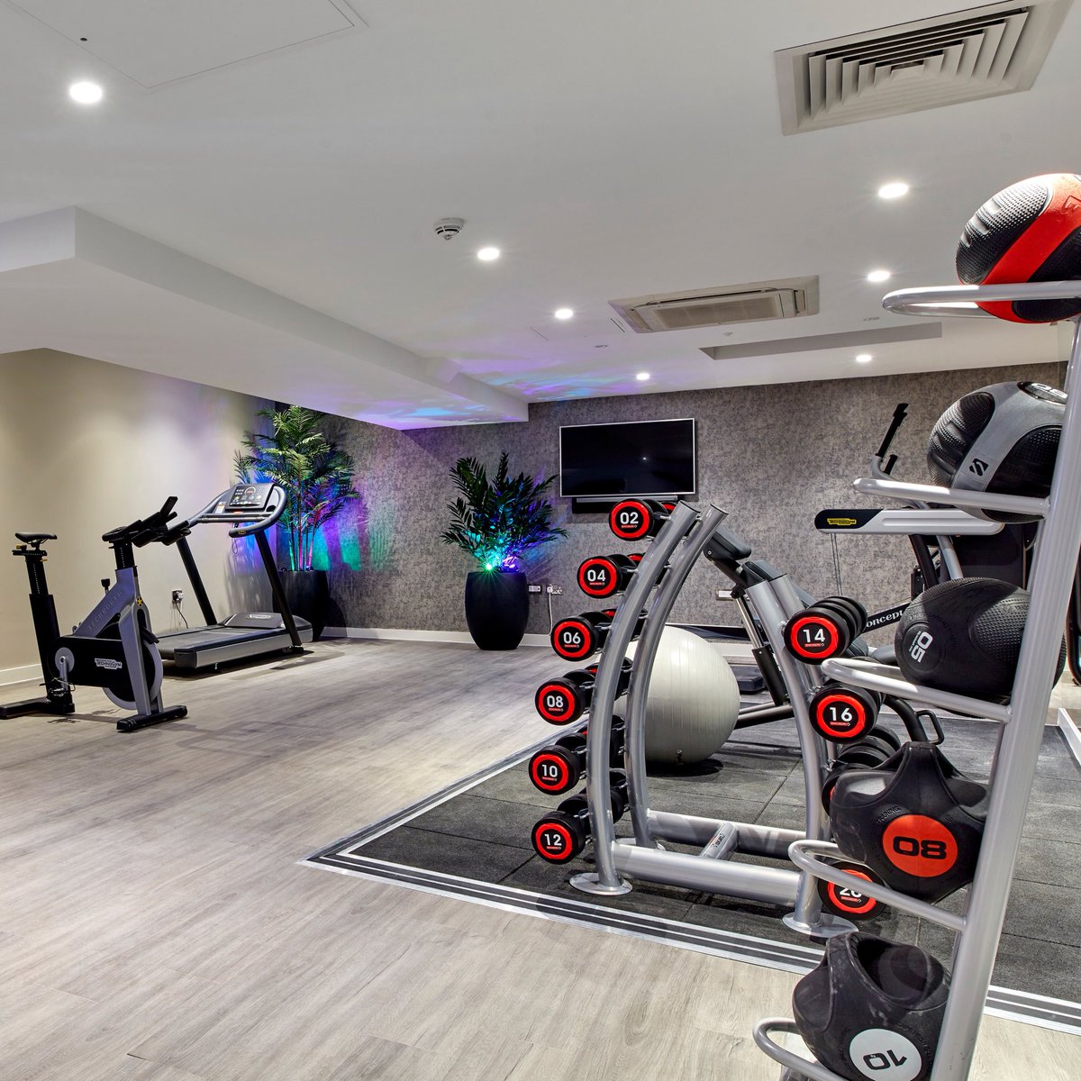 TWCLProperty's tweet photo. Unrivaled city views ✓ Bespoke interiors ✓ Concierge, gym & cinema ✓ #PalaceView has it all.
Book your viewing today: 020 3918 7424 https://t.co/gWUgCIxXi4