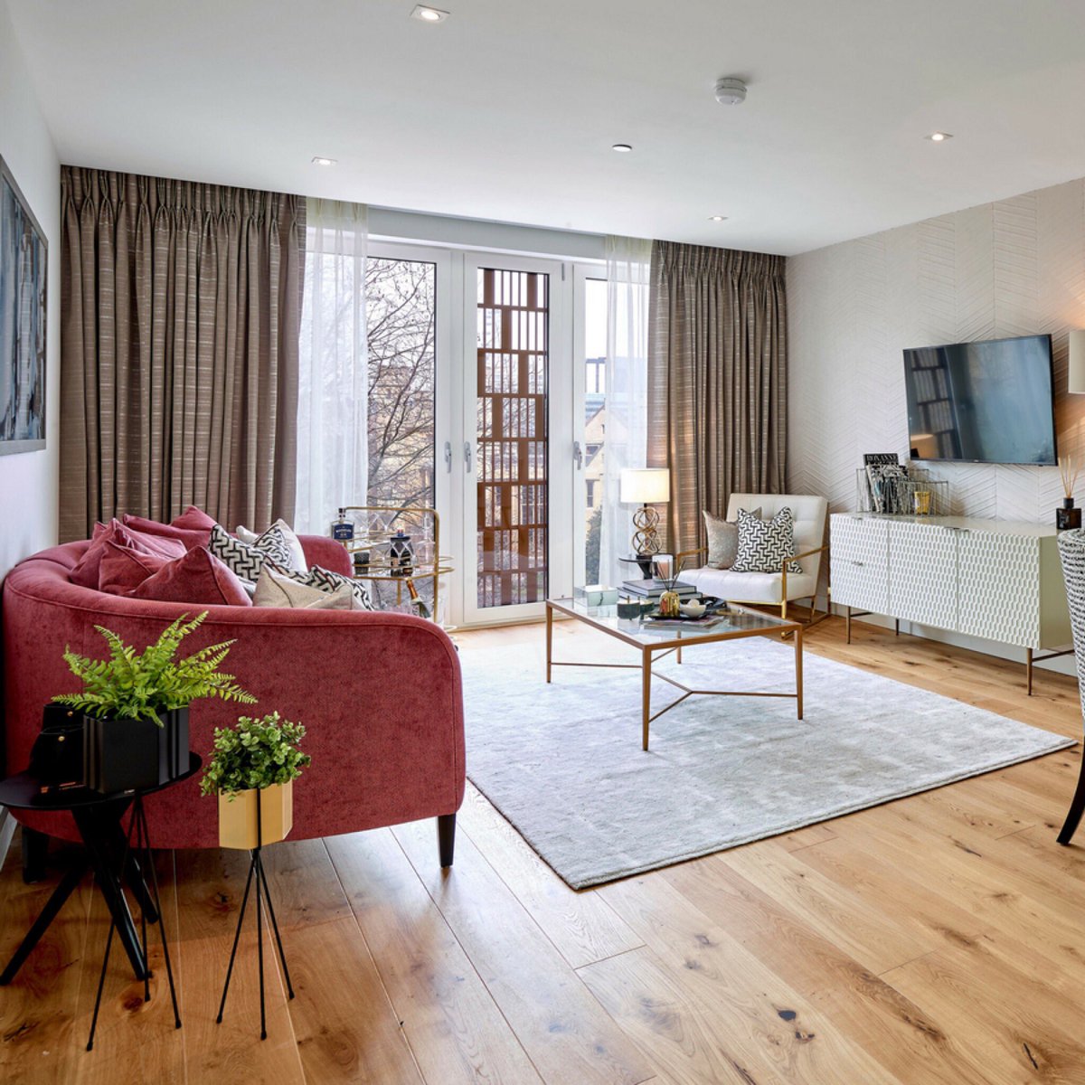 TWCLProperty's tweet photo. Unrivaled city views ✓ Bespoke interiors ✓ Concierge, gym & cinema ✓ #PalaceView has it all.
Book your viewing today: 020 3918 7424 https://t.co/gWUgCIxXi4