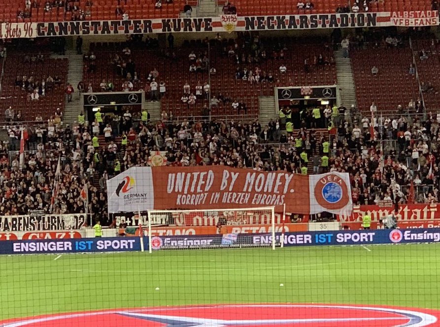 Duitsland heeft het EK 2024, maar in de stadions klinkt nu vooral protest. De Duitse voetbalbond moet het vertrouwen van de fans nog terugwinnen, schrijft Ernst Bouwes (@TotalfootballNL) #Euro2024 
sportenstrategie.nl/buitenland/dui…