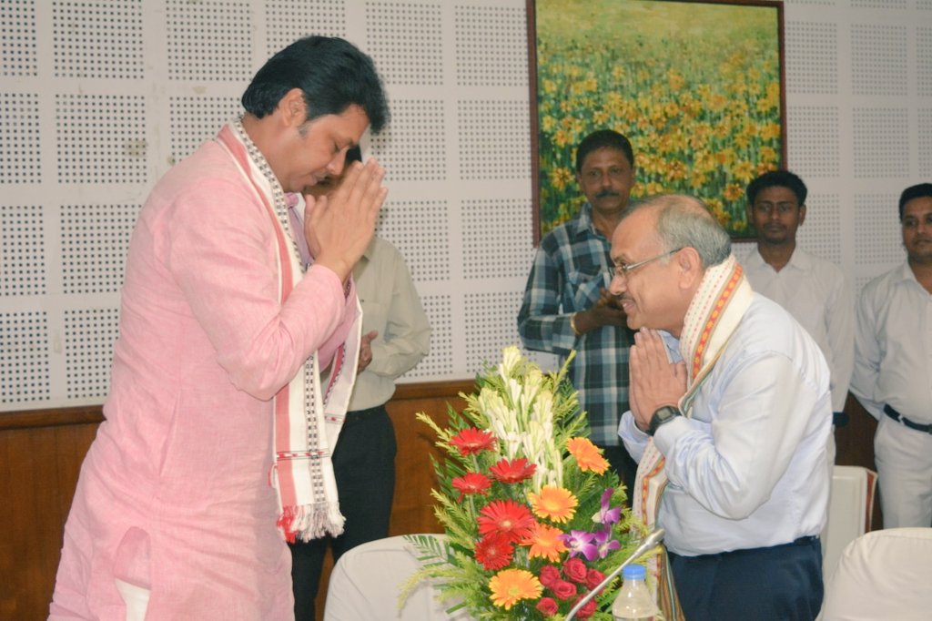 Hon'ble CM, Shri <a href="/BjpBiplab/">Biplab Kumar Deb</a> today welcomed the new Chief Secretary of #Tripura, Shri L.K. Gupta in a programme organised in #Agartala today.