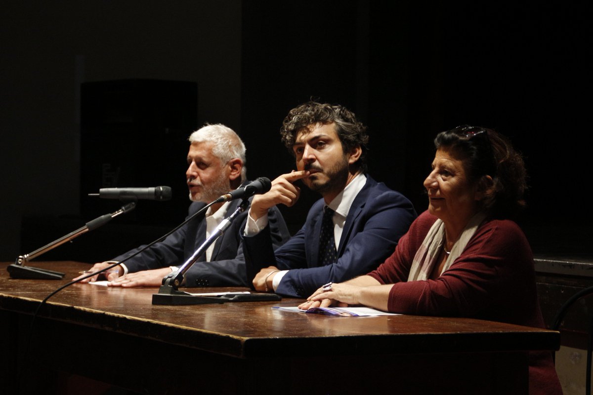 TeatrodiRifredi's tweet photo. Conferenza stampa Stagione 2018/2019 del Teatro Di Rifredi
Grazie ai rappresentanti delle istituzioni, agli artisti in cartellone, agli amici e gli spettatori che sono stati con noi per quella che di anno in anno è sempre più una festa!
#NEWSDARIFREDI #stagione1819 https://t.co/I8SReggaA0