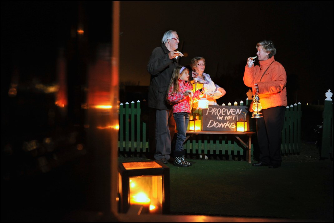 Zaanstreek's tweet image. Vandaag start kaartverkoop Nacht van de Nacht @DeZaanseSchans Op zat. 27/10 tal van spannende activiteiten zoals 'Varen &amp;amp; Proeven' in het donker. Lees meer op ow.ly/RStG30m0Nvl Of bekijk andere smakelijke activiteiten op zaansmaken.nl #Cacaomaand #Varen #Proeven