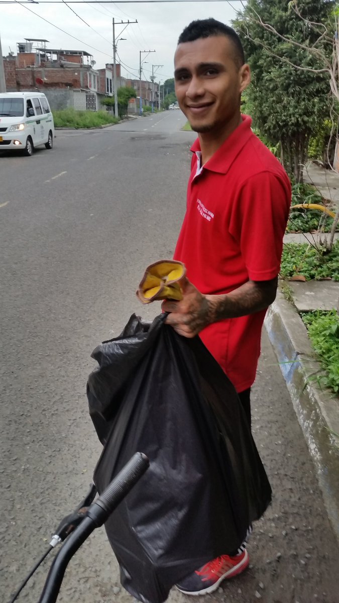 brs_las's tweet photo. Vamos a darle con toda cada día somos una barra y estamos haciendo todo para cambiar la mala imagen ahora trabajamos para nosotros mismos y para los niños de nuestra fundación AGUANTE A LA VIDA.

FUNDACIÓN Y RECICLADORA VILLA DE LAS PALMAS
@BRS_COL @elaguanterojotv https://t.co/IyyLSmklub