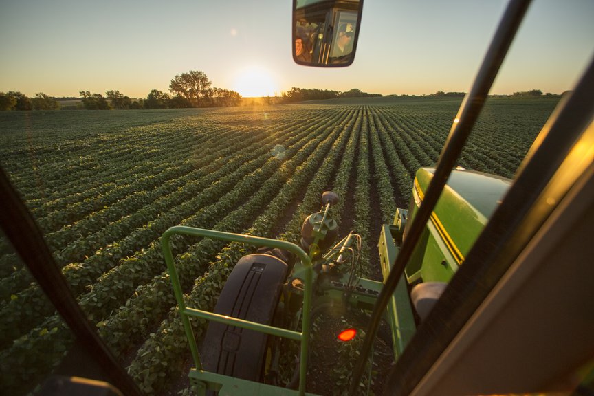 AgCountry's tweet photo. Have you taken any #Harvest18 pictures or videos yet? Tweet at us. We'd love to see them! #farming #CombineSelfies https://t.co/oCbFyVqW6f