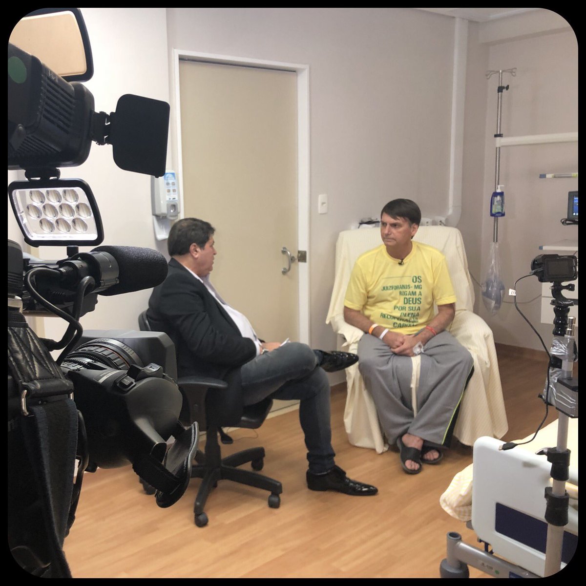 BolsonaroSP's tweet photo. HOJE ENTREVISTA PARA A BAND DE JAIR BOLSONARO 

Ele entrou em detalhes sobre questões políticas. Vai ao ar hoje de tarde no Brasil Urgente (íntegra) e depois Jornal da BAND (trechos). Mais uma vez parabéns pelo profissionalismo ao @DatenaOficial e sua equipe 👍 https://t.co/VusvdkWP63