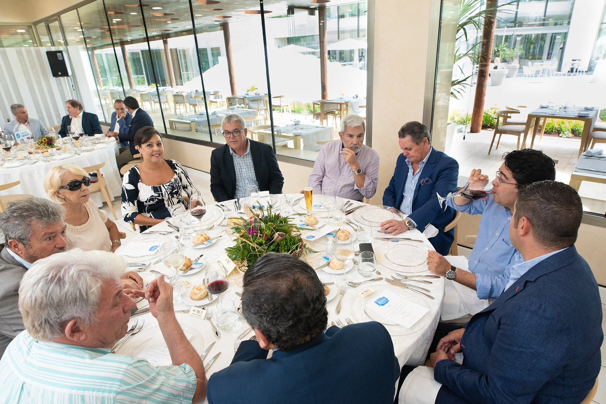 gfhoteles's tweet photo. Nuestro restaurante buffet #Chaboco en #GFVictoria acoge el XXV Almuerzo - Coloquio, donde @JoseMiguelAdeje, alcalde de @adeje, expone su visión del futuro en #Tenerife. Da la bienvenida Victoria Lopez, directora general de #GFHoteles. Evento organizado por @Forofast. https://t.co/6rohRn2TzL