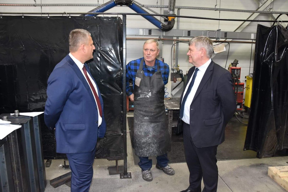 WitekStepien's tweet photo. #Narzędziownia, tak nazywa się firma z #Poddębice, którą dziś odwiedziłem 👍 Okazuje się, że produkuje narzędzia do transformatorów i aparaturę do trakcji kolejowej i tramwajowej 🚅🚋 Jej klienci to: #ABB, #Bombardier czy #Hapam 🛤 Zatrudnia 200 osób 👏👏
#dumnizłódzkiego https://t.co/N8UYMeF7uN