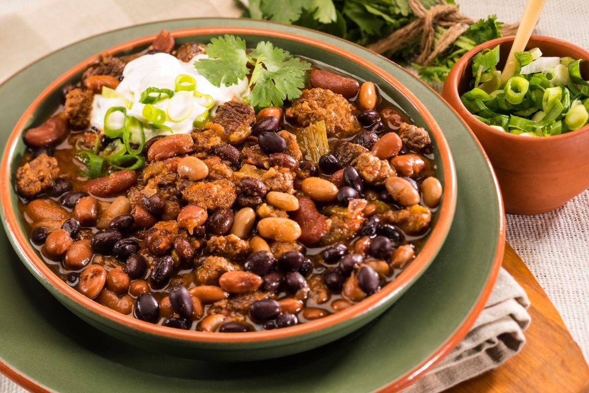 AlbertaFlavour's tweet photo. An #ABFlavour recipe cooler fall days from @AlbertaPulse: 'This is a big-style chili, full of beans, cubed beef and spicy sausage' https://t.co/oqlSgBbtWR via @AlbertaAg #SupportLocal #ABRecipes #localfood  #yegfood #yycfood #AbAg #comfortfood https://t.co/VN5wt3Sshl