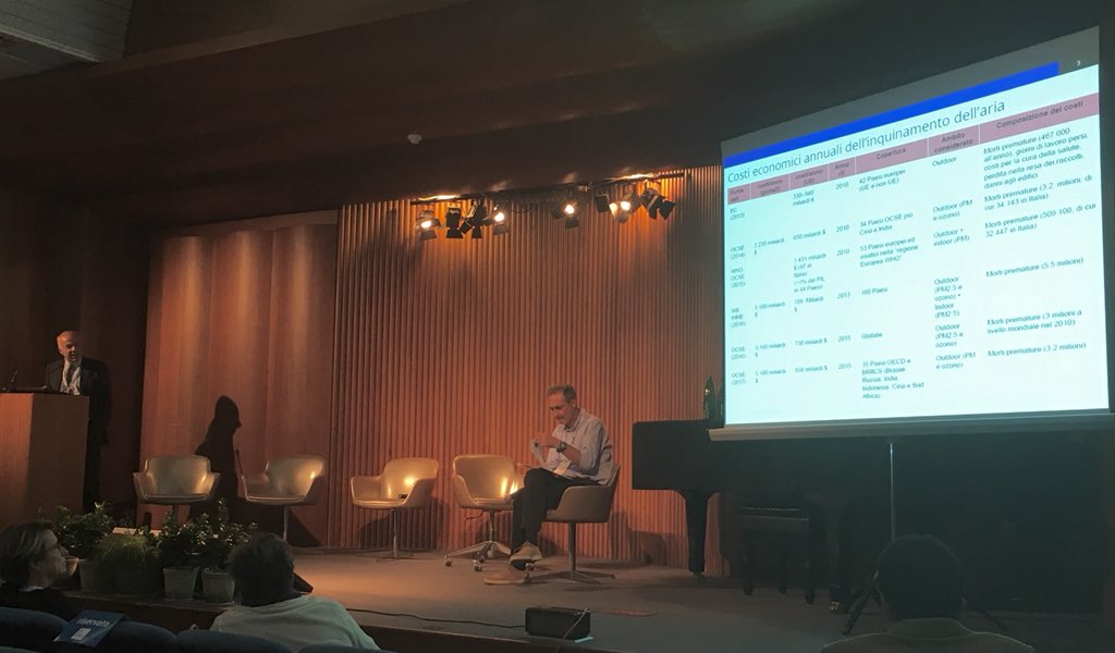 AgneseCollino's tweet photo. 5100 mld di $ il costo stimato dall’#OCSE dovuto all’#inquinamento outdoor nel mondo. 800 mld solo in Europa. Edoardo Croci, Direttore #IEFE @Unibocconi, a #tuttiperaria di @Fondaz_Veronesi #terni https://t.co/U592GSiHHR