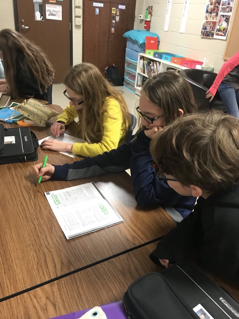 ShaundaJ7's tweet image. 7th graders finding common proper compound and abstract nouns #grammarfun #riponproud