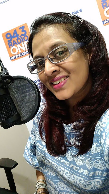 anitaondemand's tweet photo. #Chillweekends @943RadioOne #Mumbai #Delhi #Bangalore catchme on #Weekendbookshop chatting with @preetishenoy & her #newbook #TheRuleBreakers @WestlandBooks tunein Sat 29th Sep 2018, 9-10am ,for the ones who want to break rules its a story that makes you wake up & smell the roses https://t.co/CoZ7NuokEx