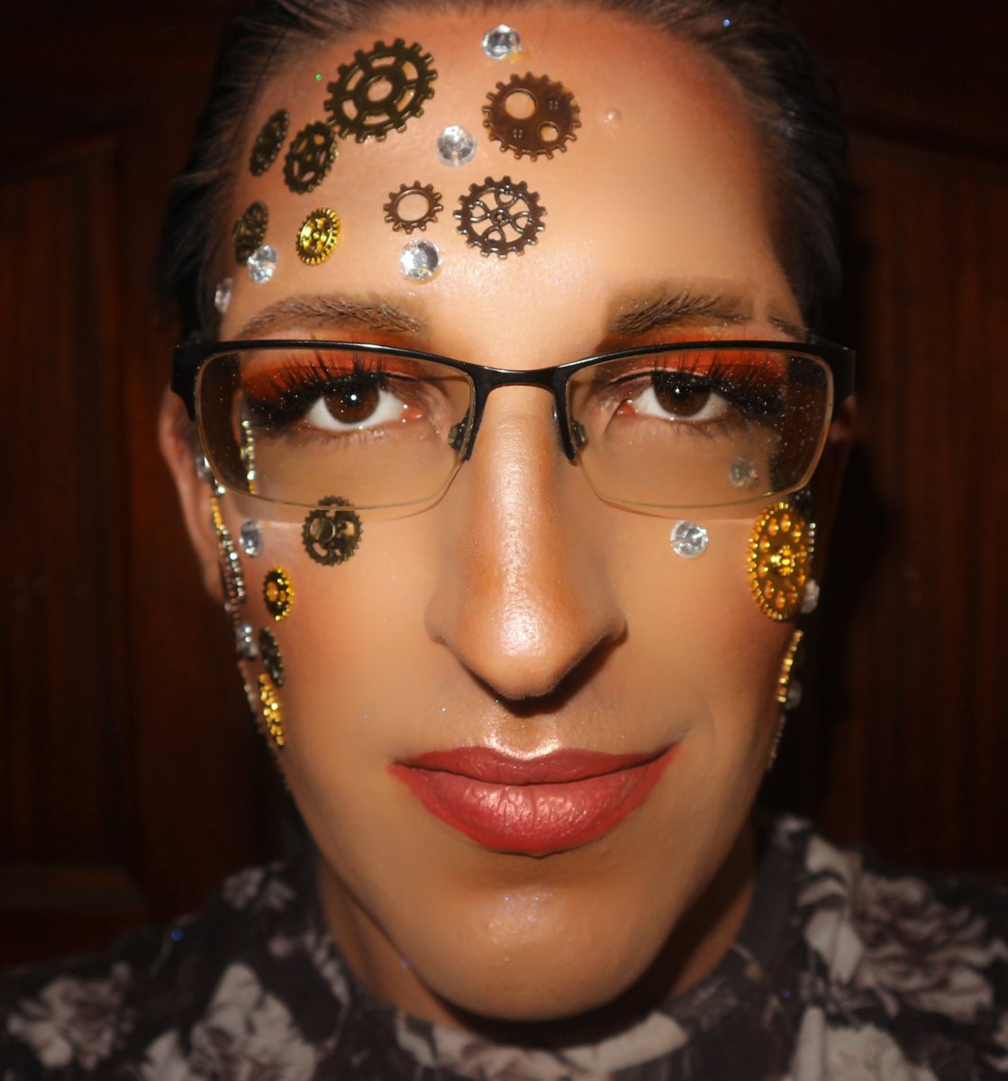 Who says you can't wear full glam makeup and *Lashes* with glasses?
hey you can even add cogs and diamante's and call it steampunk
xAndyx
#overpluckedeyebrows #meninmakeup #steampunkmakeup #borntorunpalette #liquidfrost #skinfrost #velourliquidlips #tiggylashes