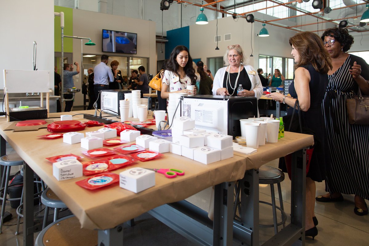 codeparkhouston's tweet image. #CodePark supported #FabLab Houston's Grand Opening with two activities - a Paper Programs demo and a @Minecraft workshop! We can't wait to bring more innovative maker and tech programs to @AldineISD students. 
#Houston #edtech #makers #kidswhocode