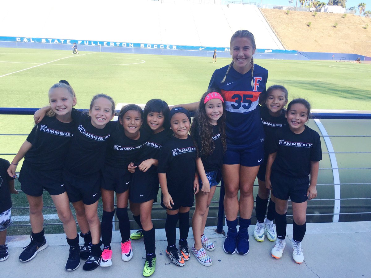 cdaslammersfc's tweet photo. CDA Slammers FC Diamond Bar G09 Aviles had a blast at the Cal State Fullerton women's soccer game, and even got to take a picture with Titan player Savannah Sloniger!
⚽
#theCDAway #OneClubOneFamily #CompleteTraining #clubsoccer #girlssoccer #boyssoccer https://t.co/RP7drMgSTT