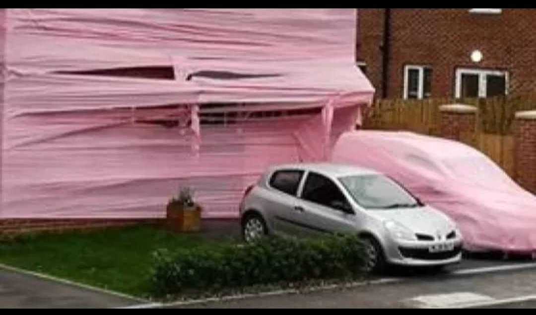 WOW!! What would you do if you came home to this?
#couple #honeymoon #house #wrapped #pinkplastic #vacation #wedding #kingsilky #already #sharethepage #liveinthecastlewithkingsilky 

bit.ly/2QeV0Gi