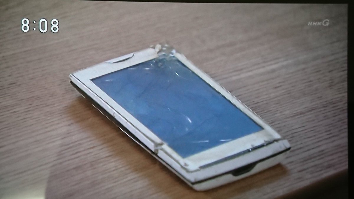 insh85's tweet photo. 「半分、青い。」のユーコのスマホもXperia X10 (SO-01B) だったんだね。。。
ユーコ 『Xperia!生きろ!そして、何かを成し遂げてくれ!それが、私の夢だ!生きろ!Xperia!』
#半分青い #Xperia #SO01B #ユーコ #ユーメイドリーム https://t.co/YTHSNKXObI