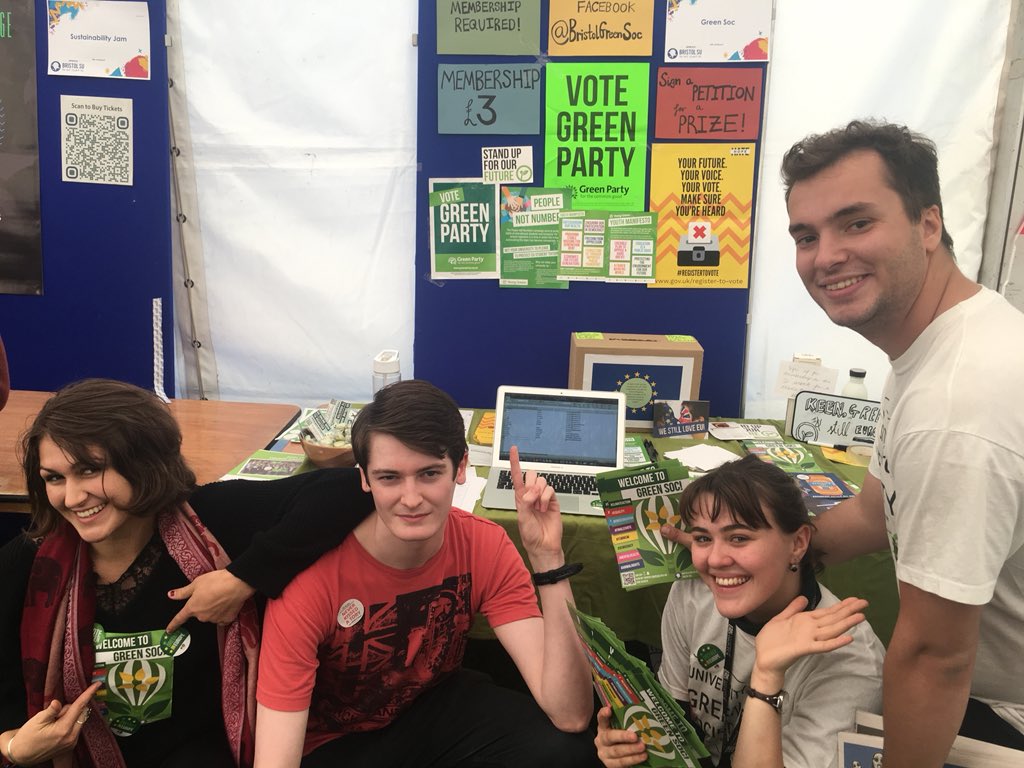 Welcome fair is packed! Spoken to so many people interested in Green Politics, it’s been an inspiring and energising afternoon so far 💚 (ps @MagicMagid we just wanna be you) #wearebristoluni