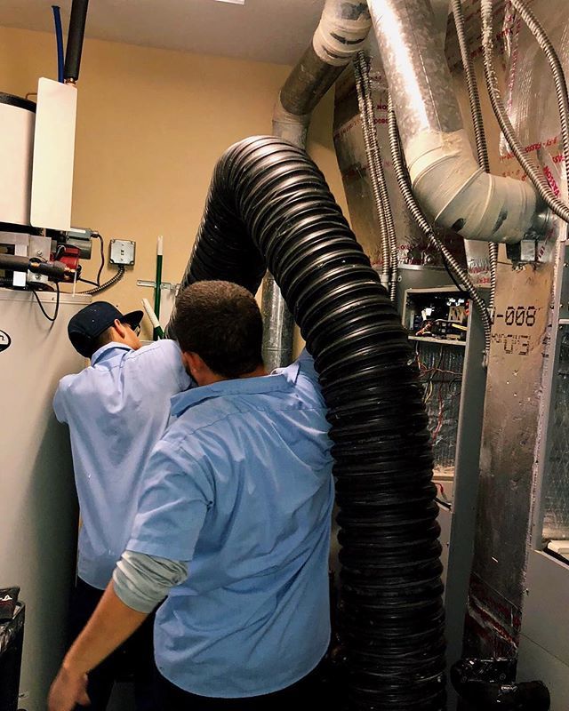 DuctMastersUSA's tweet photo. Team work makes the dream work right?!๐๐ป Our technicians hooking up the high efficiency filtered vacuum to place the system under suction.
#ductmasters #musty #odor #smell #fiberglass #airducts #ducts #ductwork #ductcleaning #moldremediation #hvac #โฆ https://t.co/tlJ42QTgIt https://t.co/eNnybhwKtP