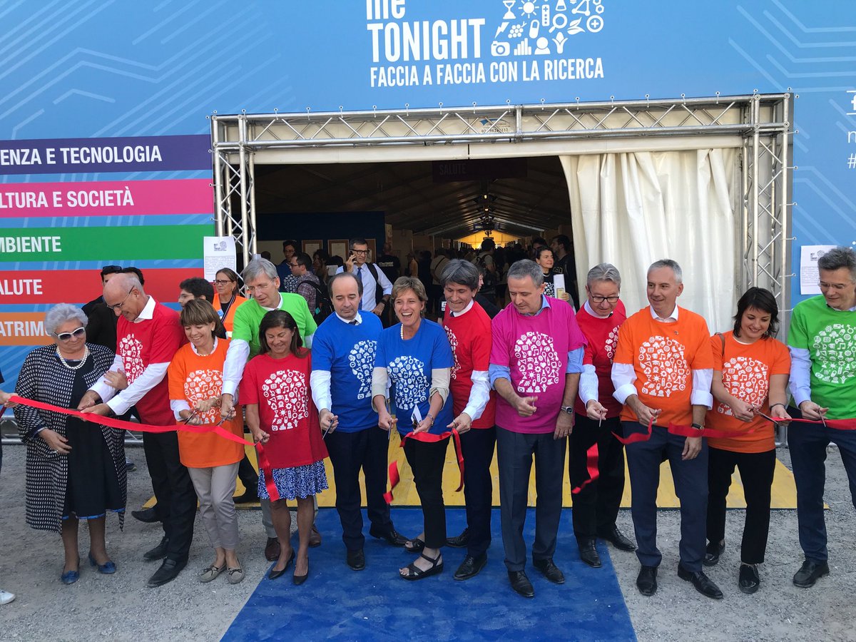 LaStatale's tweet photo. Con il taglio del nastro, ha inizio ufficialmente il @MEETmeTONIGHT #2018. Lo spettacolo della scienza vi aspetta ai Giardini Porta Venezia oggi, fino alle 22, e domani #29settembre dalle 10 alle 22. Buon divertimento con #mmt2018, #NotteDeiRicercatori lombarda https://t.co/akXQcC9MJe