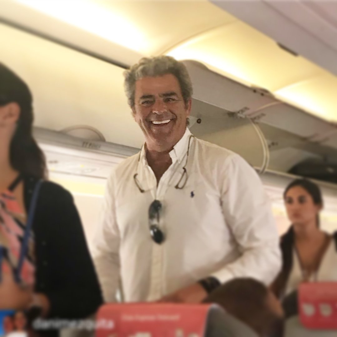 hombresgnet's tweet photo. 🤣🤣 31 años después... 

@Dani_Mezquita 
"Encontrarte a Ricky Lacoste en el avión...no tiene precio @torosdegerardo

  📸 https://t.co/HECBxnVcwB

#SufreMamón @HombresG https://t.co/HRTl9r8Sr3