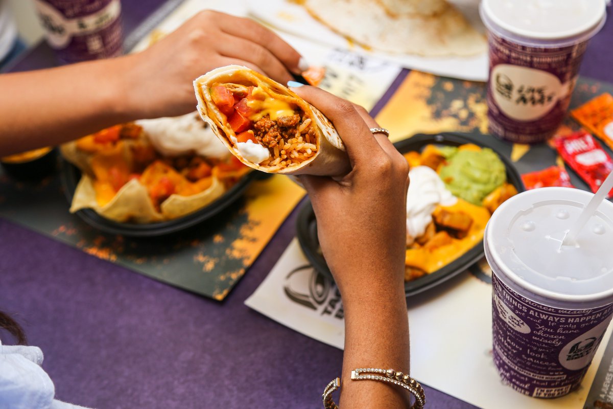 TacoBellRD's tweet photo. Este burrito… ¿Con nachos o con papas mexicanas? #TacoBellAddicts https://t.co/0ki1HanTlC