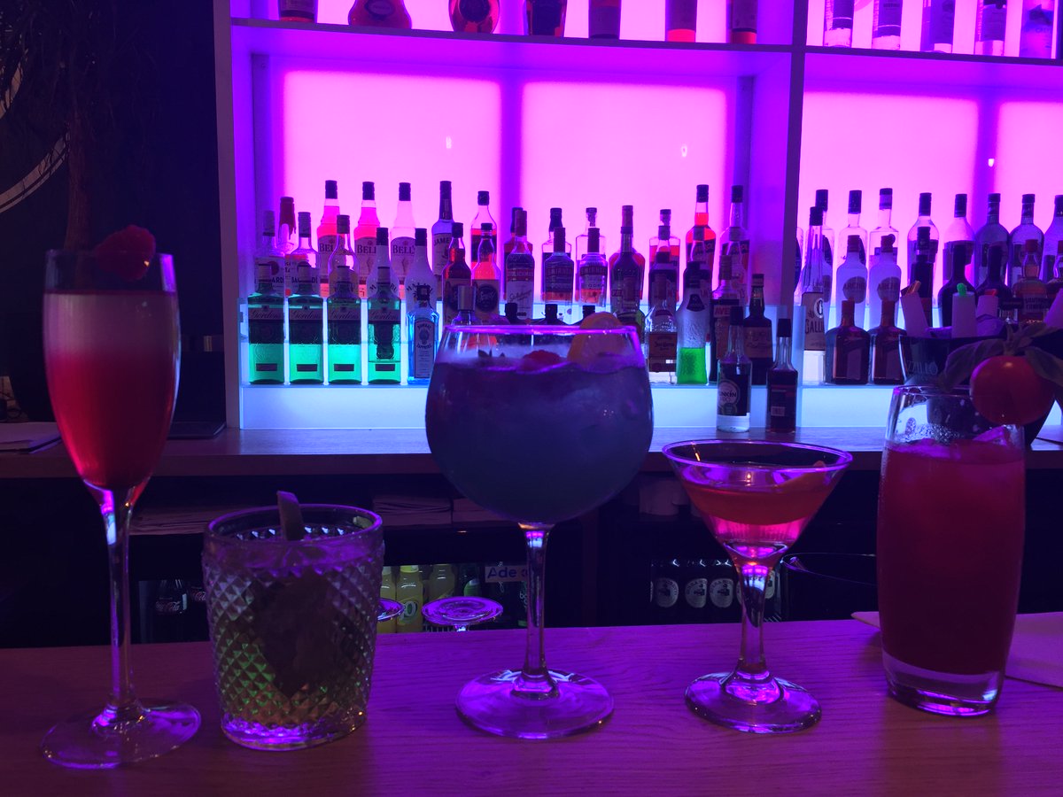 DaFrancescoWin's tweet photo. Well that was a busy week but it's Friday and I think we deserve an end of week treat! Cocktails at da francesco bar anyone? da francesco more than an Italian ristorante and pizzeria #windsorcocktails https://t.co/CE0YFURiVN