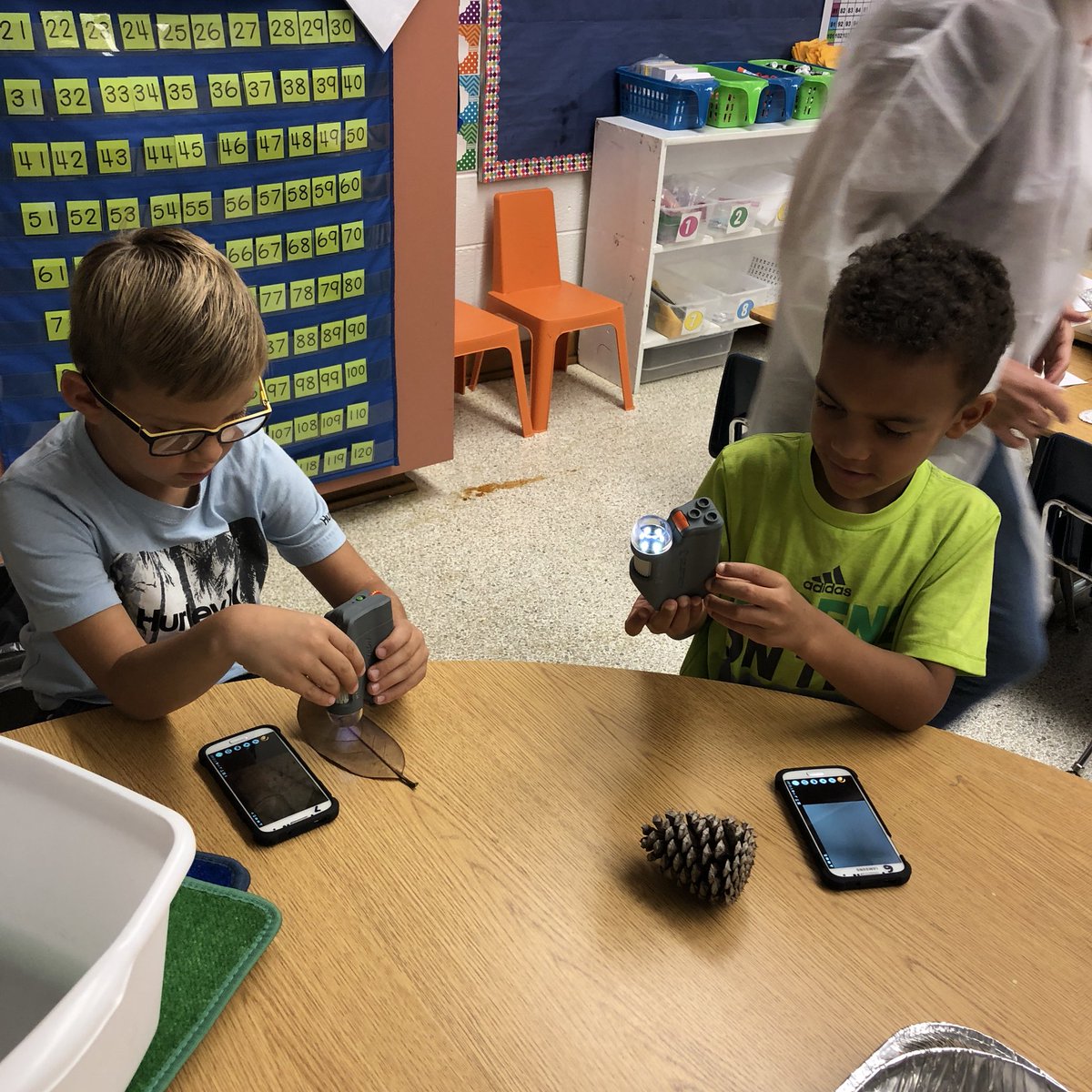 Franoinfirst's tweet photo. Today we all became scientists and explored objects found in nature using new technology! Check out the excitement in our room while using modern microscopes thanks to @smitherette @TracyPHemphill @RosemontForest #WeAreVBSchools https://t.co/o0TiKUIuzm