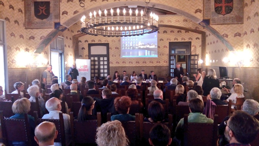 avvisopubblico's tweet photo. #RLM2018 In Camera di Commercio a #Mantova per la #formazione continua dei giornalisti. Si parla di "Mafie nel Mantovano" nell'ambito di "Raccontiamoci le mafie" con il prof. Nando Dalla Chiesa, il senatore @LuigiGaetti, il procuratore Manuela Fasolato, @AParbon e Giulio Marotta https://t.co/2r7zxDH3iB