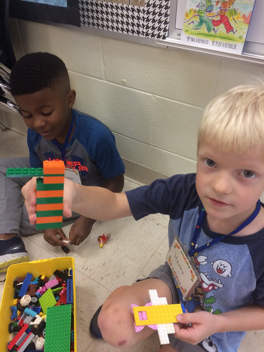 Rodgers_Edu's tweet image. Making some awesome LEGO patterns with kindergarteners!  @sharkhappenings @LEGO_Education #asesbettertogether #sharkSTEAM