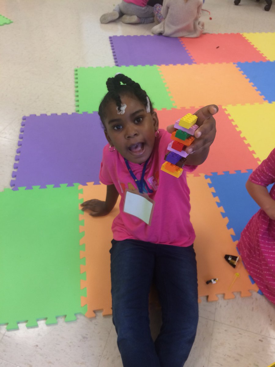 Rodgers_Edu's tweet image. Making some awesome LEGO patterns with kindergarteners!  @sharkhappenings @LEGO_Education #asesbettertogether #sharkSTEAM