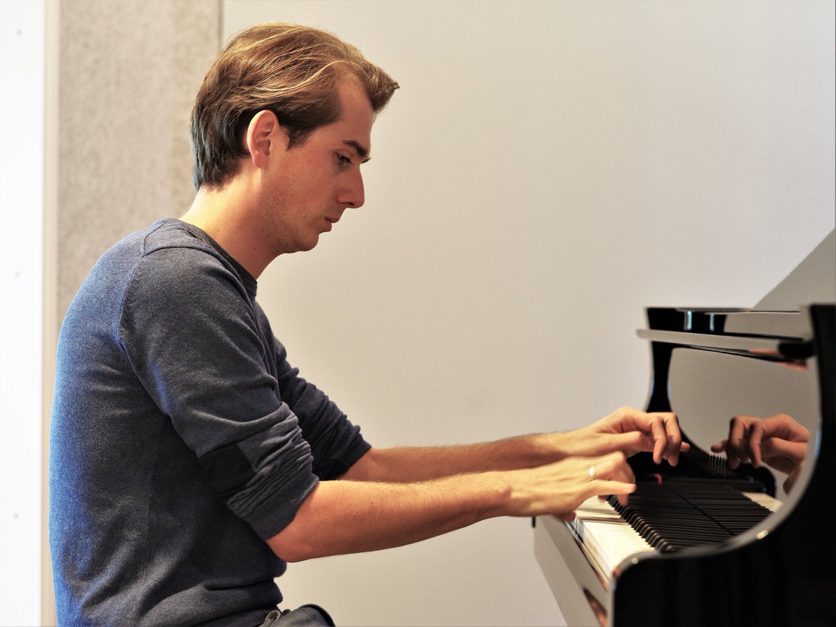 PodiumRadio4's tweet photo. Straks live in de studio @NPORadio4 pianist Matthieu Idmtal. Hij nam een cd op met werk van Scriabin. Hij is al aan het inspelen! https://t.co/6YBPWkdzgo