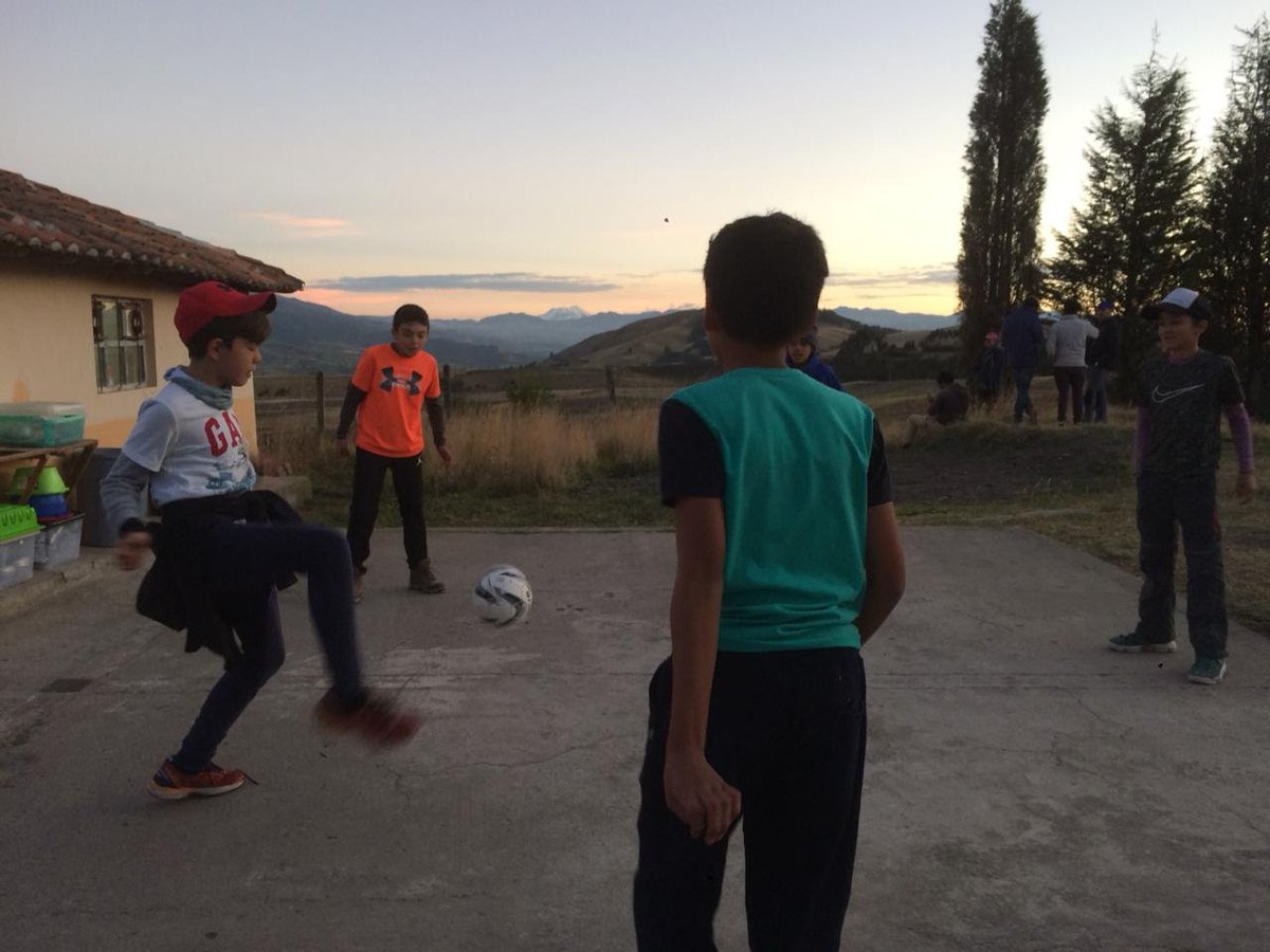 CampEcuador's tweet photo. #TeamGrade6th at #CampKurikucho thank you for all your hard work to support this community. There are not enough words to say how the school children appreciate what you did for them and how you all showed your solidarity ππ#DoSomethingAmazing @CampsInt https://t.co/7AEg9D88Ql