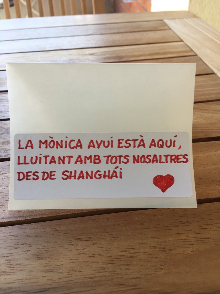 MonicaBarcelona's tweet photo. Bona nit gent! Demà no puc estar amb vosaltres peró el meu cor estarà a Sant Jaume! La meva amiga @OlgaAlie anirà a la plaça amb aquest rètol en el meu nom! NO PASSARAN! 💕💕💕 ✊🏻✊🏻✊🏻 #FromShanghai #OmplimSantJaume29s https://t.co/NrOSZMnAur