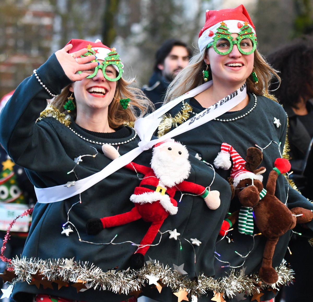 RunMatAdam's tweet image. De inschrijving voor de vrolijkste run van het jaar is OPEN! 🎅🎄#uglysweaterrun #wordeenheld voor kids in nood. Schrijf je in 👉 uglysweaterrun.nl/tickets/ #savethechildren