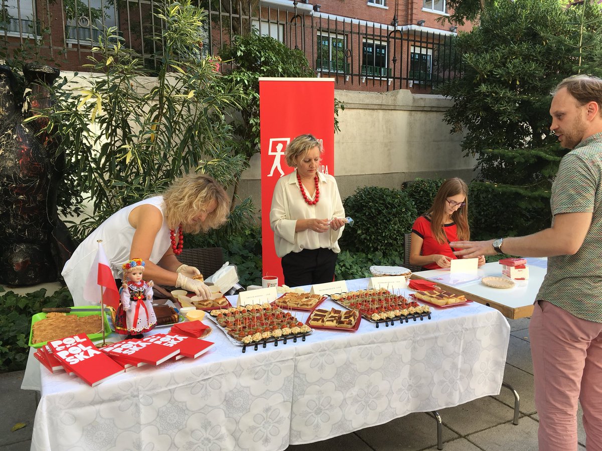 EunicSpain's tweet photo. Europa es también su cocina, sus platos típicos, sus sabores. A las 17.30h comienza en el @GIMadrid la jornada gastronómica de la III Semana Europea de las Lenguas. #DEL2018 https://t.co/7sssJ1O4Ay