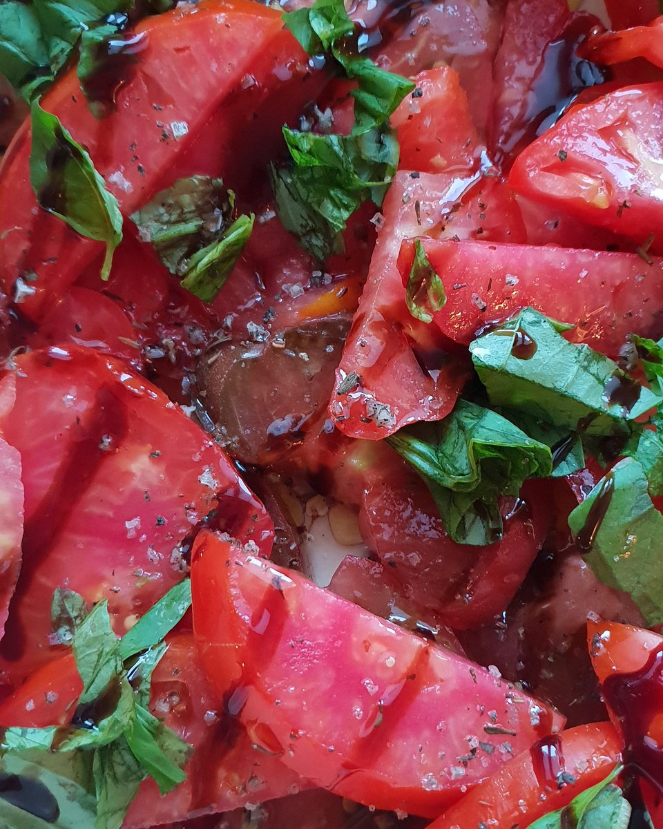 PontRoyalHouse's tweet photo. Provencal tomatoes - simple and delicious 🍅🍅#nofilter #houseinpontroyal #tomatoesancienne #bestfood #tomatoes #goodwitheverythingsalt #lakeland #provence #bouchesdurhone #beautifulfrance🇫🇷 #deliciousfrance #homefromhome https://t.co/5hjJhr8bbu