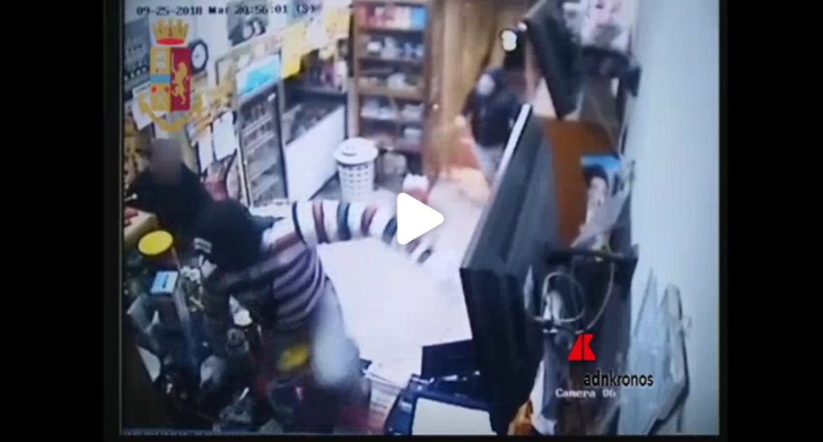Adnkronos's tweet image. Rapina e pestaggio in #tabaccheria /VIDEO bit.ly/2IsL35D