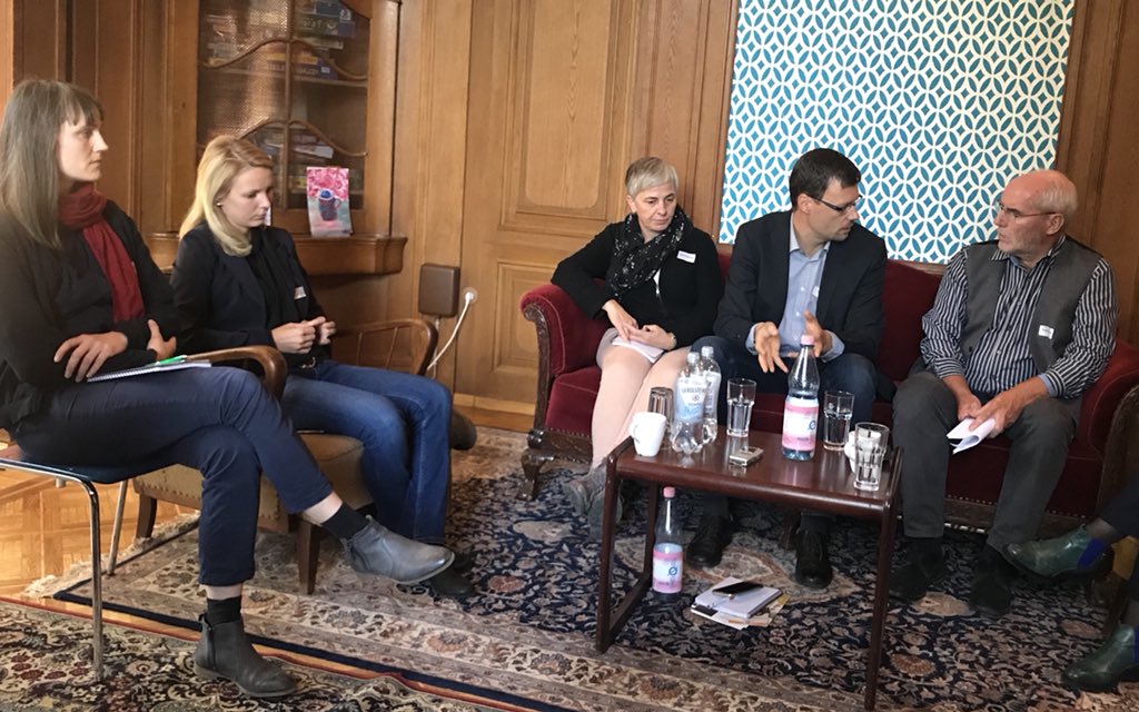 berlin_hilft's tweet photo. Zusammenarbeit zwischen Willkommensinitiativen und Kommunen: Infos &amp; Erfahrungen aus Halle, Hannover, Wiesbaden, Leipzig &amp; Dortmund. Vieles klingt sehr änhlich. #desi #Vhw #ulme35 #interkulturanstalten https://t.co/SElVWNJywL