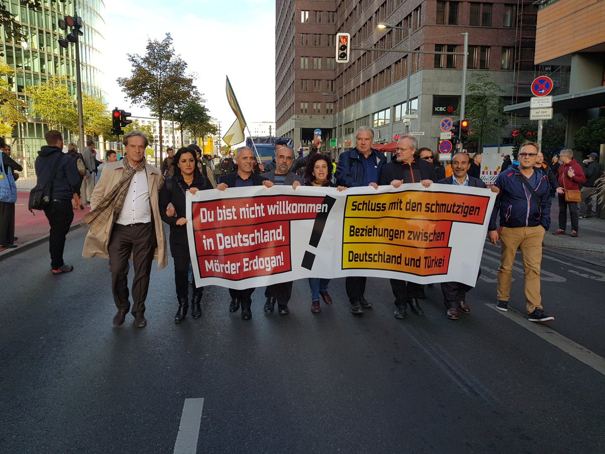 ErdoganNot's tweet photo. Und los geht unsere #ErdoganNotWelcome Demo! Wir sind mehrere tausend Menschen! https://t.co/a5LK1jEFYN