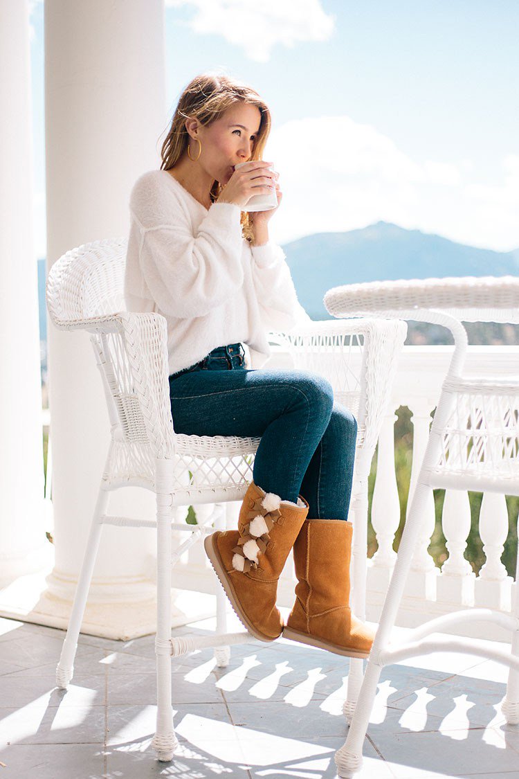 Y'all. These furry boots (with bows, no less!) are my fall FAVE! Read about why I love them so much here: bit.ly/2xRIDcH #koola @koolaburra