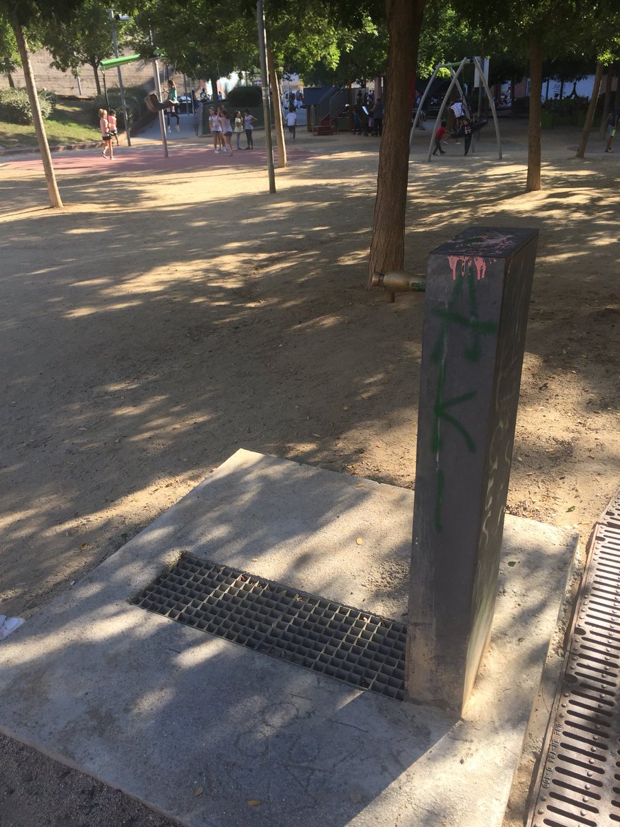 lperaba's tweet photo. @AjRubi hola, seria possible que tornès a funcionar la font de la Plça Bonaventura Josa? Porta tancada des de juliol i els nens necessiten beure. Gràcies #rubicity https://t.co/Mzx7xiECtv