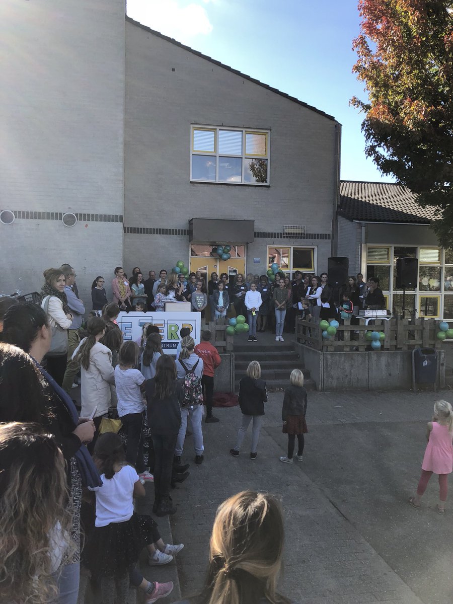 atoscholenkring's tweet photo. Een trots team bij hun nieuwe kindcentrum. #hetbesteuittwee #fusie #prachtigemakeover Gefeliciteerd allemaal! https://t.co/rnnJ7xmvpC