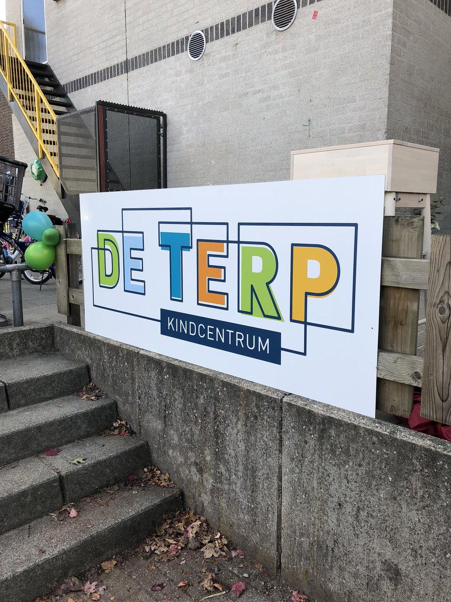 atoscholenkring's tweet photo. Een trots team bij hun nieuwe kindcentrum. #hetbesteuittwee #fusie #prachtigemakeover Gefeliciteerd allemaal! https://t.co/rnnJ7xmvpC
